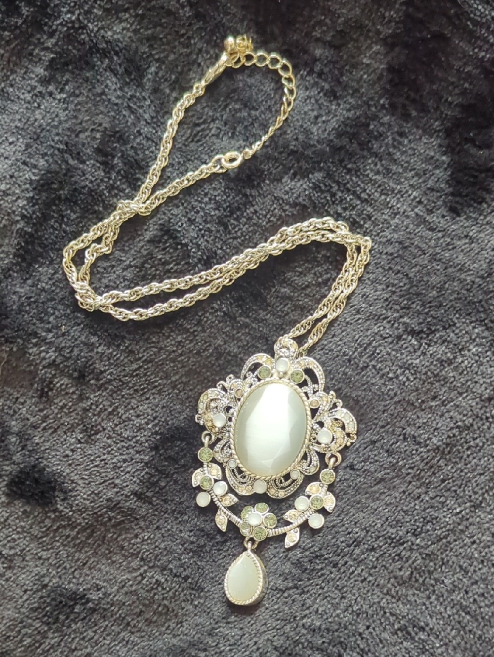 Vintage-Inspired Silver Pendant Necklace with Silver/Irodescent Cabochon